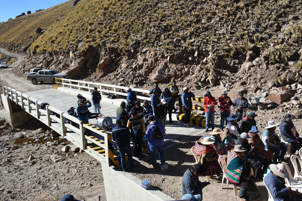 En Oruro entregan dos puentes para potenciar la actividad productiva en Huanuni