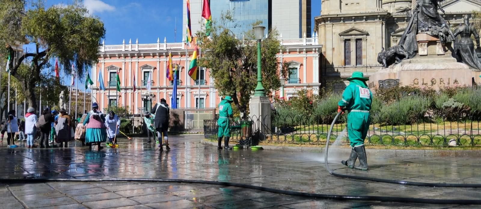 Limpieza, mantenimiento y embellecimiento en la Plaza Murillo. Foto GAMLP