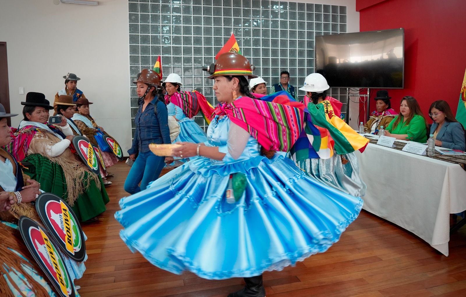 Confeccionistas de pollera reciben certificados que validan sus saberes y experiencias