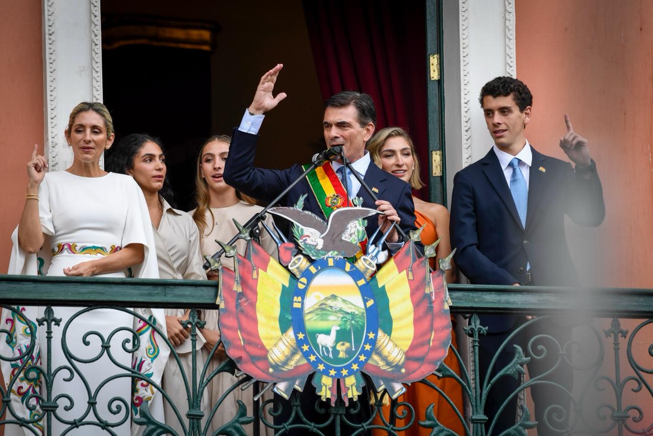 El presidente Rodrigo Paz junto a su familia en el balcón de Palacio Quemado. Foto: Josué Cortez.
