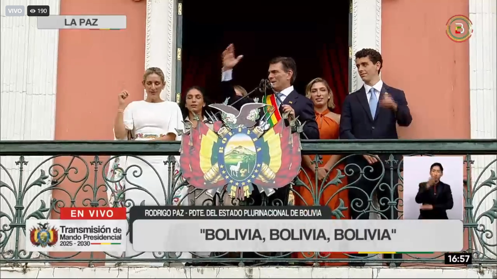 El presidente Rodrigo Paz junto a su familia en el balcón de Palacio Quemado. Foto: Josué Cortez.