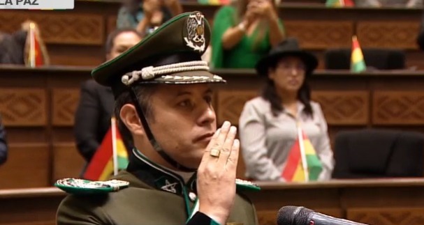 Lara jura como Vicepresidente de Bolivia con uniforme de gala de la Policía