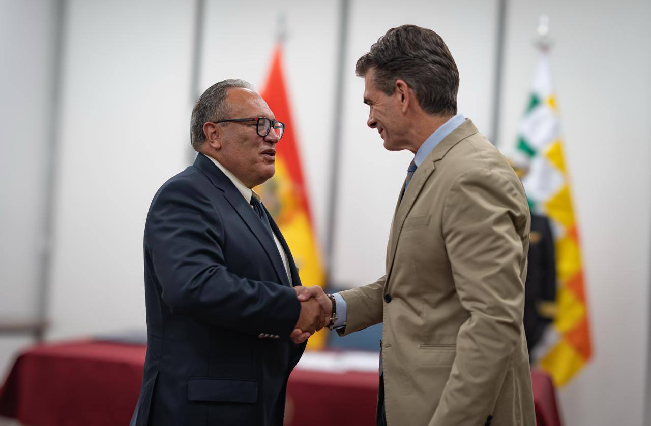 Paz posesiona a Marco Antonio Calderón como Ministro de Minería con la misión de trabajar una ley del sector