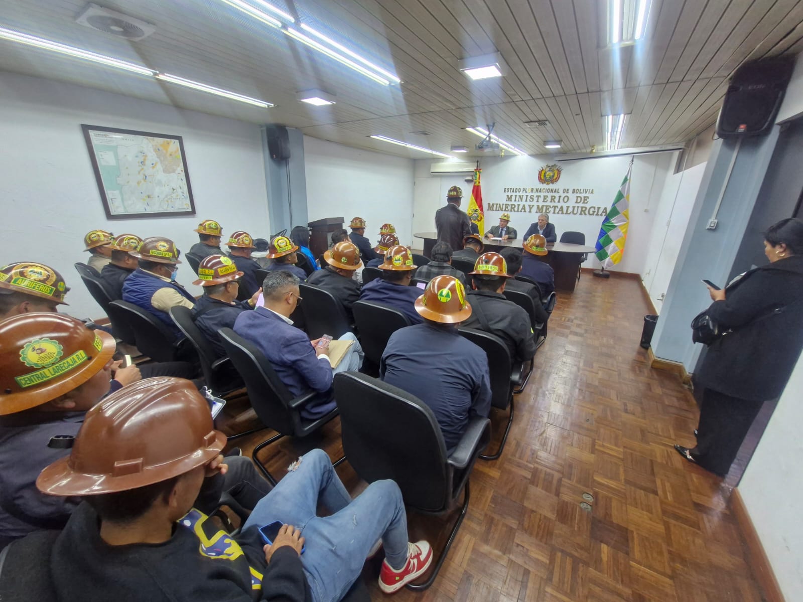 Gobierno y cooperativas mineras sostienen primera reunión y se anuncia “nueva etapa de colaboración”
