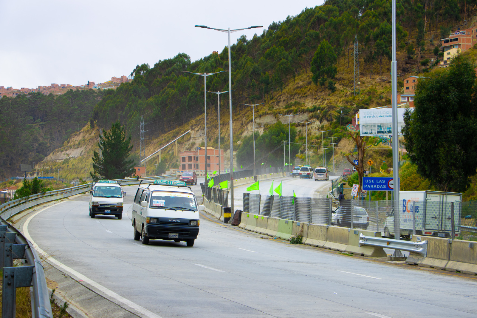 Restablecen el tránsito vehicular en ambos carriles de la Autopista La Paz-El Alto