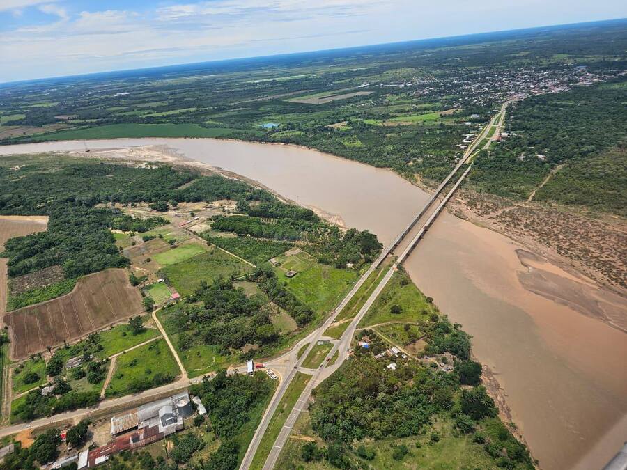 Defensa Civil evalúa daños por inundaciones en municipios de Santa Cruz y anuncia despliegue de maquinaria