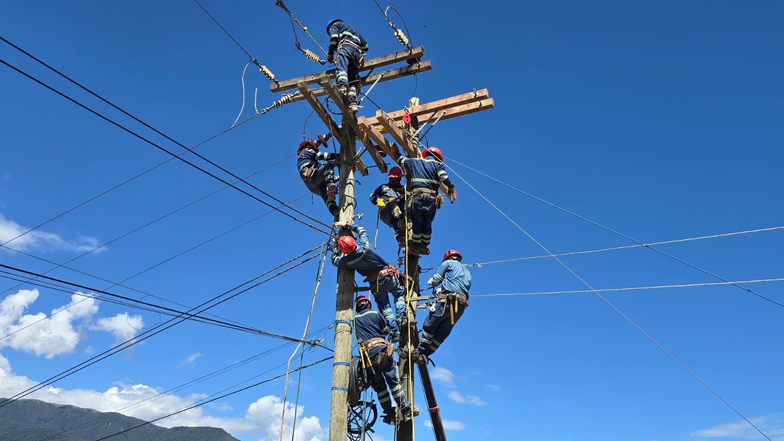 Avanzan trabajos de mantenimiento del alimentador Inquisivi que provee de energía a un sector de La Paz