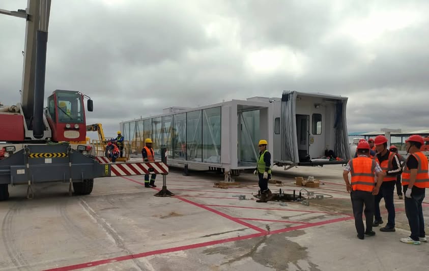 Llega al 85% la implementación de puentes de abordaje en los aeropuertos de Alcantarí, El Alto y Viru Viru