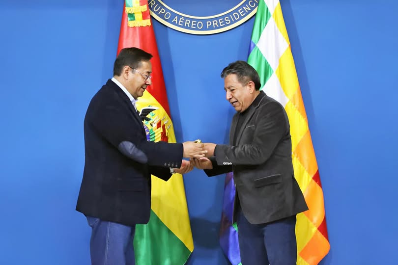 Presidente Luis Arce entrega del Bastón de Mando al vicepresidente, David Choquehuanca. Foto Presidencia