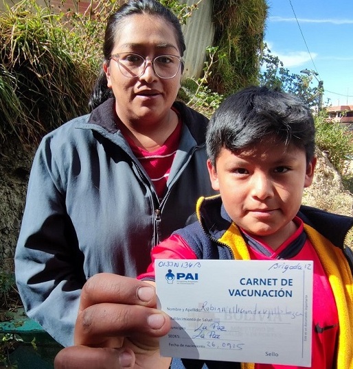 Una madre y su niño con el carnet de vacunación. Foto Ministerio de Salud