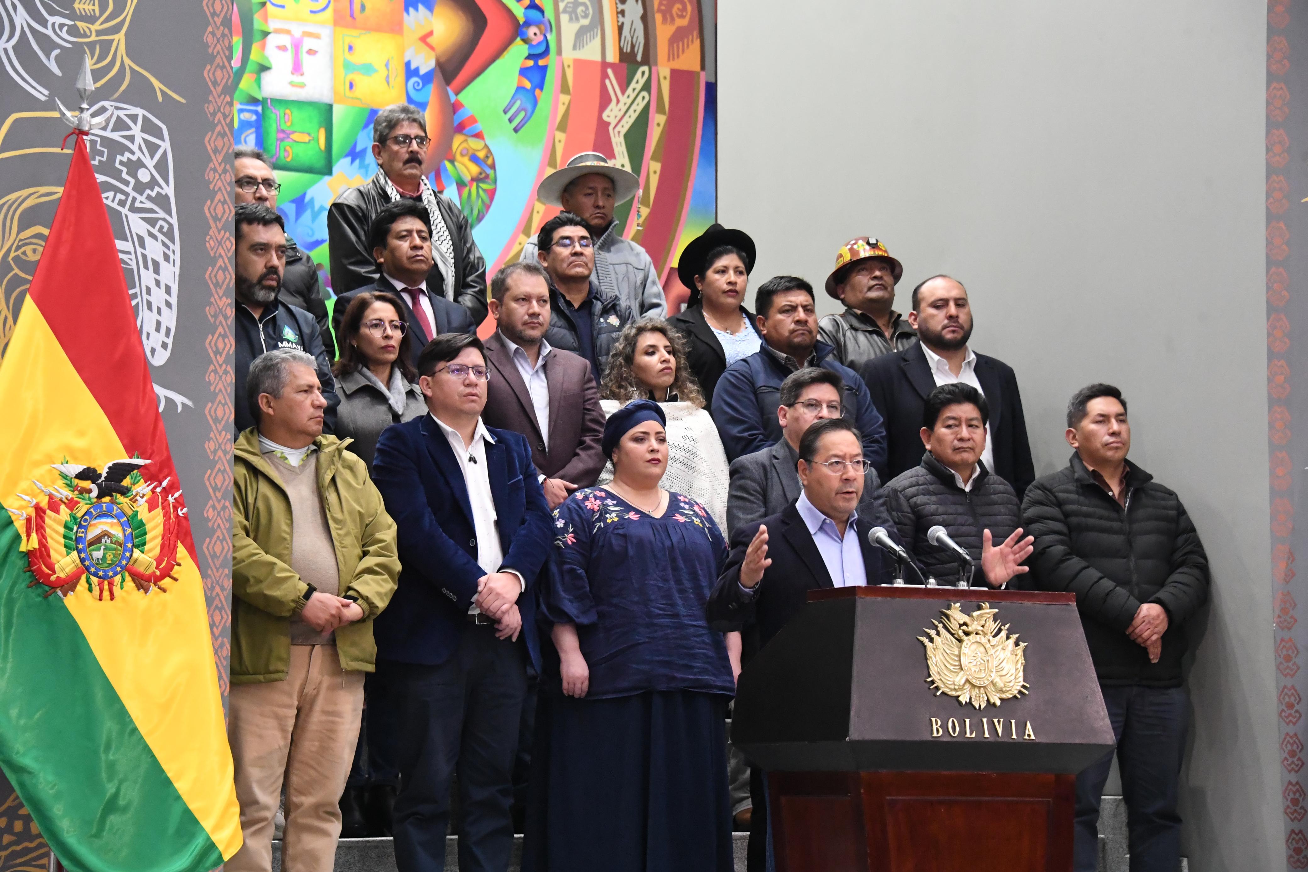 El presidente Luis Arce con su gabinete de ministros denunció que desde la Asamblea Legislativa se gesta un golpe a la democracia. Foto Presidencia