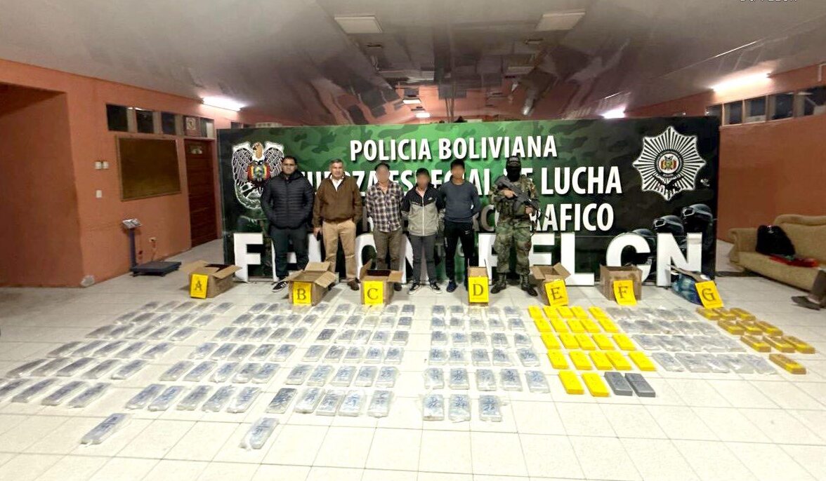 Tres personas transportaban 174 paquetes de cocaína en un bus interprovincial en Santa Cruz
