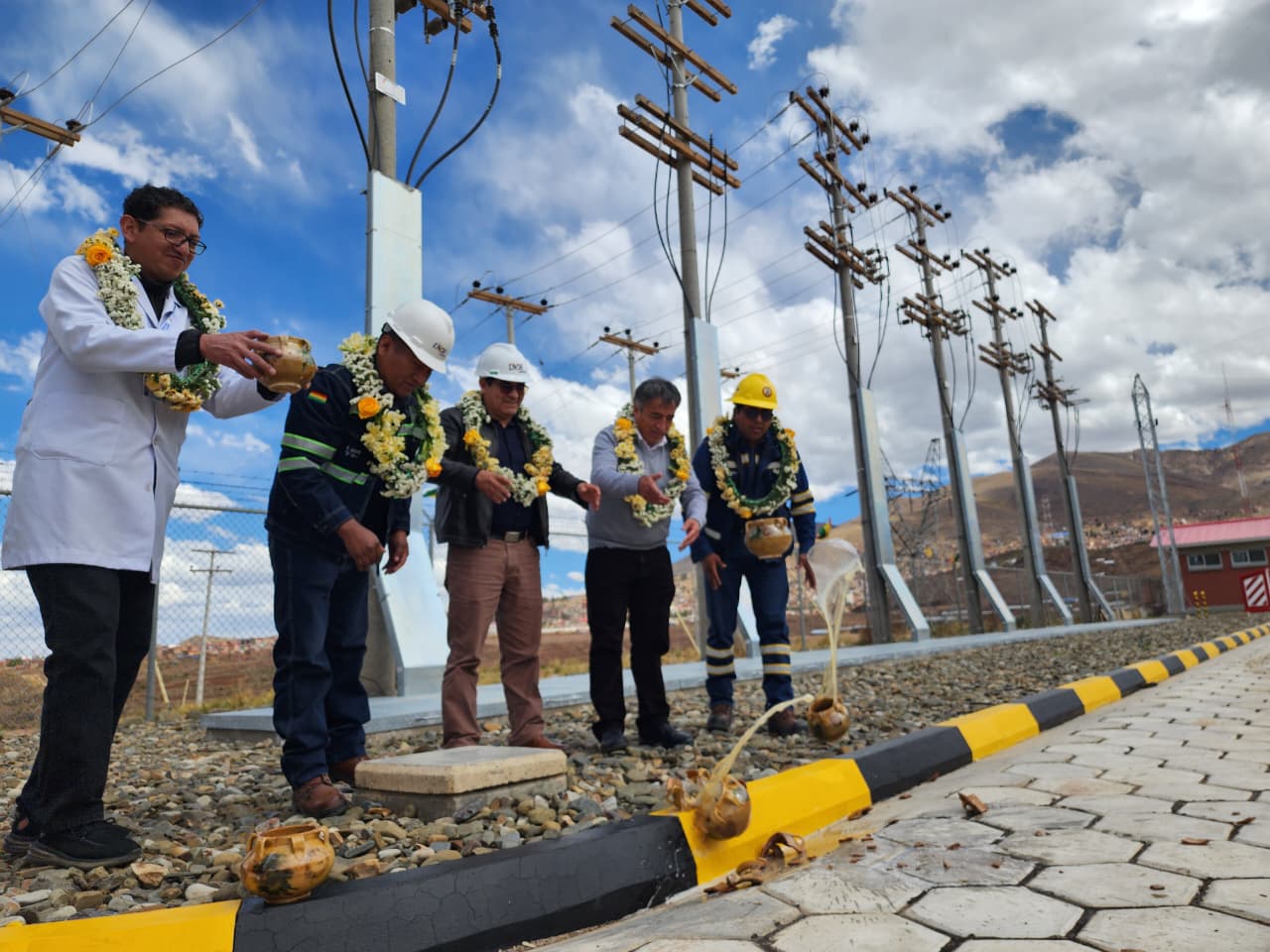 ENDE mejora el servicio eléctrico y amplía cobertura en 5 departamentos con 14 obras por Bs 49 millones