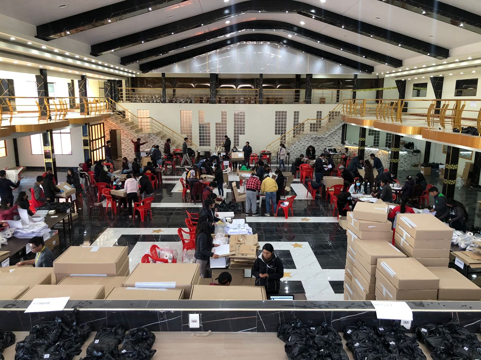 TED de Oruro inicia producción de 1.693 maletas electorales para la segunda vuelta