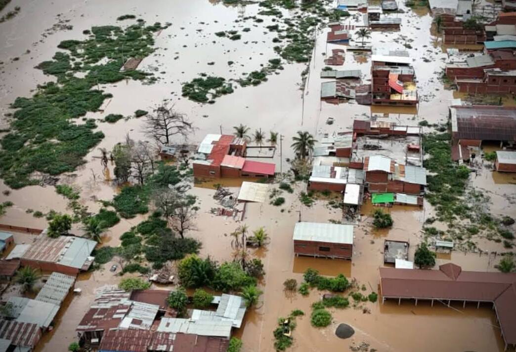 Tragedia en Tipuani: 120 familias pierden sus viviendas por desborde del río y la Gobernación envía maquinaria 
