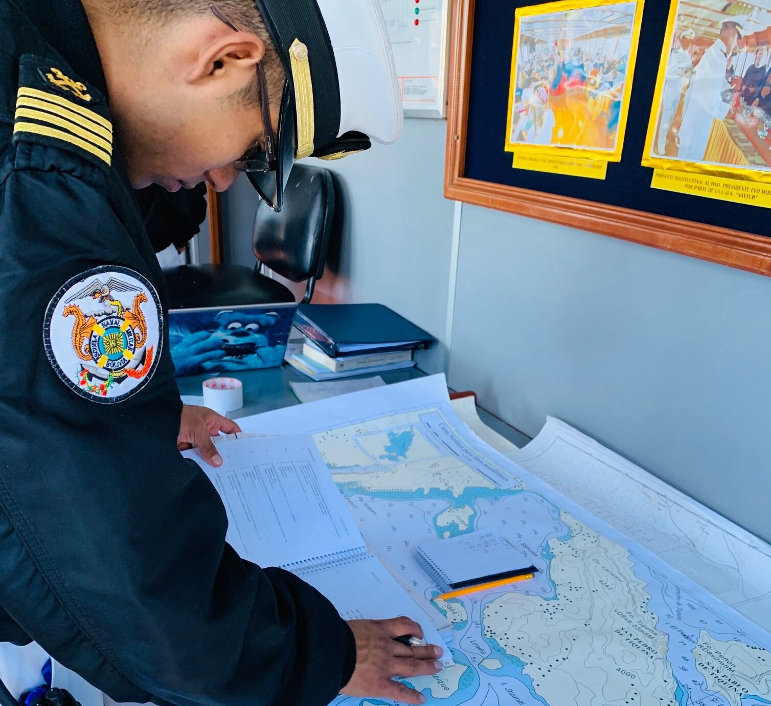 Presidente Arce entrega títulos de propiedad a la Escuela Naval Militar en su 52 aniversario