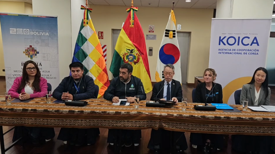 En tres municipios de Potosí empieza construcción de baños en unidades educativas y centros de salud