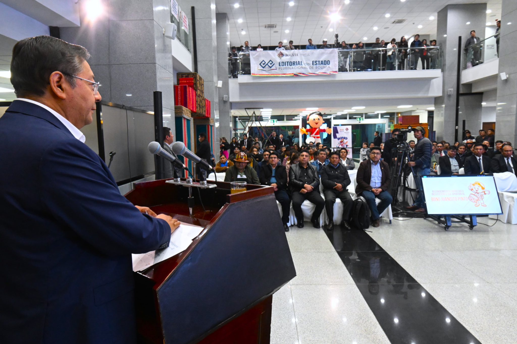 El presidente Luis Arce durante el reconocimiento a las empresas públicas que este año aportaron Bono Juancito Pinto. Foto Presidencia