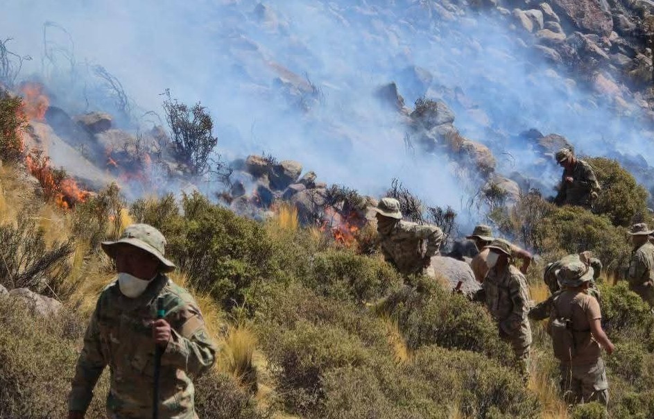 Policía investiga origen del incendio en el Cerro Tunupa y descarta daños a viviendas