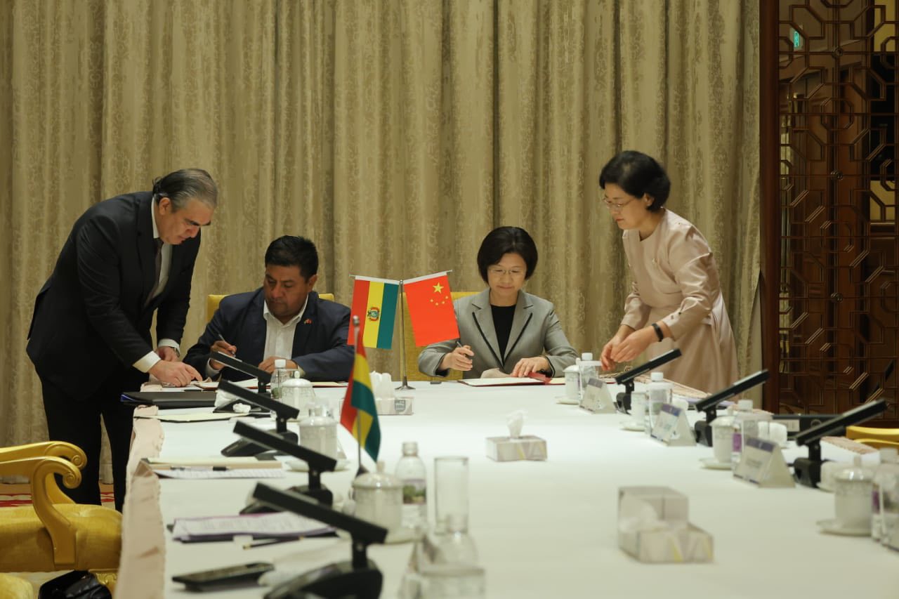 Bolivia firma dos protocolos para exportar subproductos de carne al mercado chino