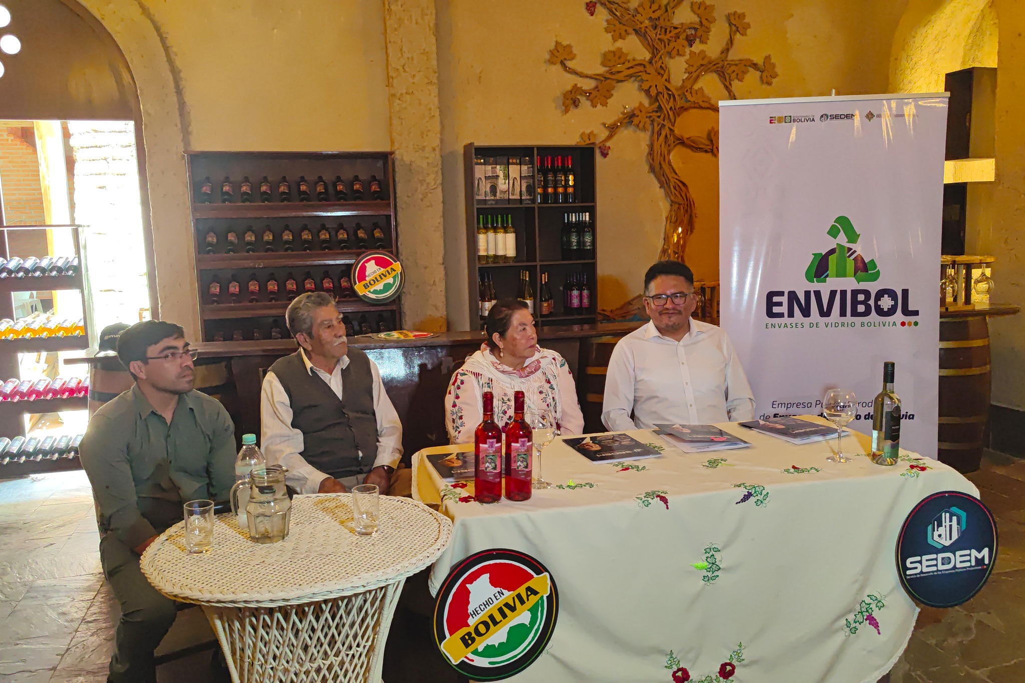Estatal Envibol firma contrato con viñedo de Tarija para venta de 200.000 botellas por Bs 700.000