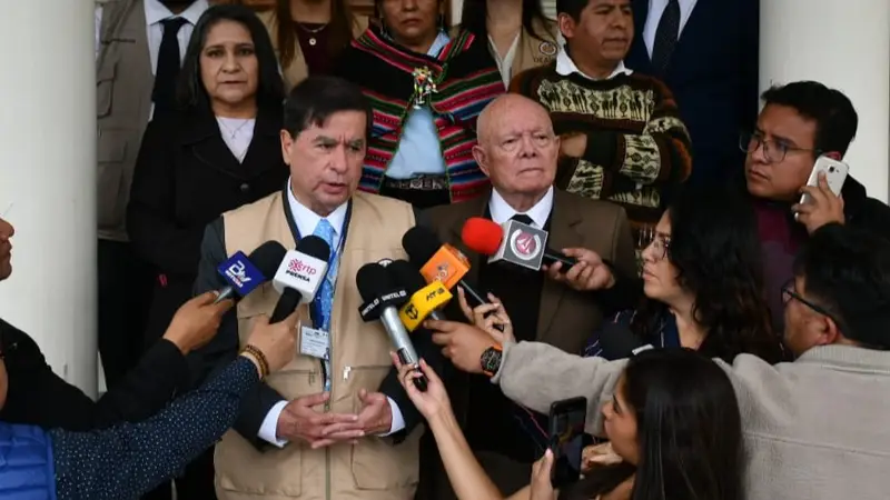 El jefe de la misión de observadores, Juan Fernando Cristo, y el presidente del TSE, Óscar Hassenteufel, en contacto con los medios de prensa. Foto TSE.