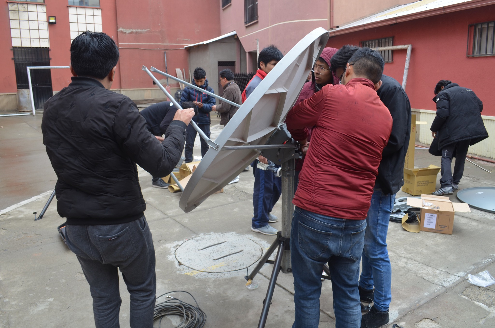 Brigadas parten con antenas satelitales a zonas remotas y sin internet de La Paz para asegurar datos al Sirepre