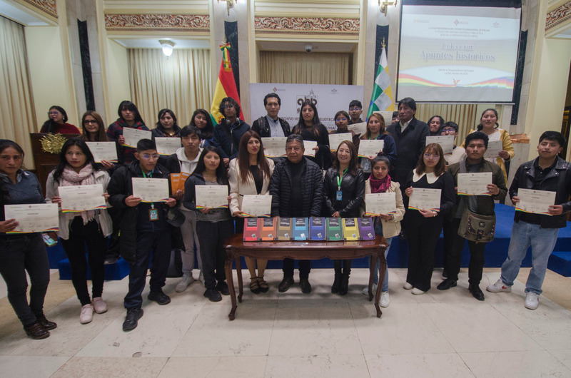 Vicepresidente presenta colección “Apuntes Históricos” y llama a la juventud a reconectar con sus raíces