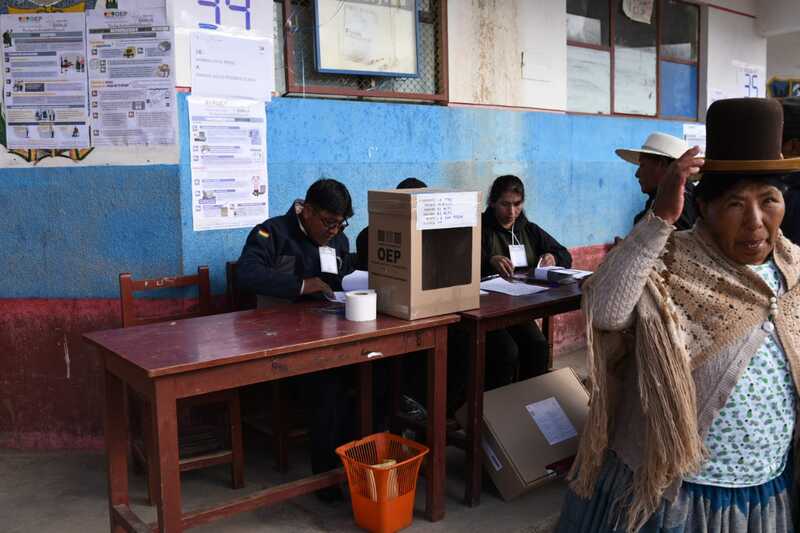 Jurados electorales inician el cierre de mesas en los nueve departamentos del país