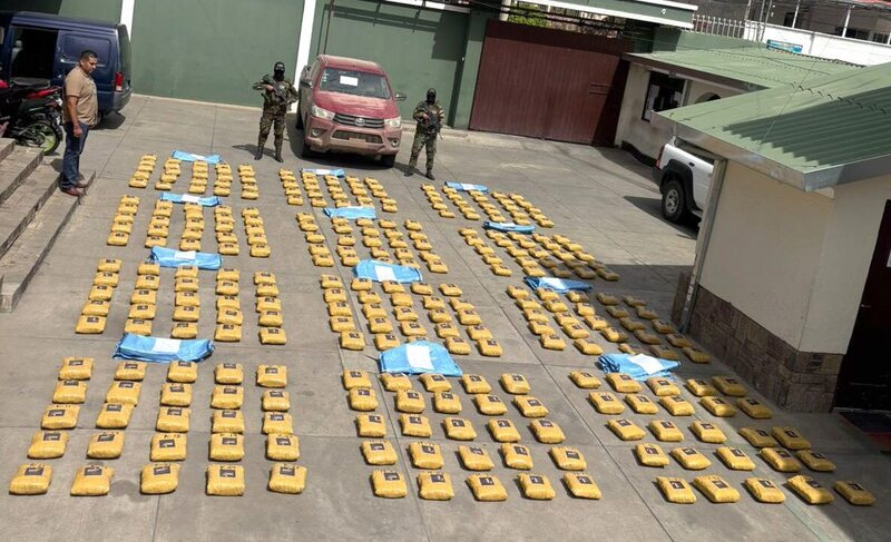 Secuestran un vehículo con 300 paquetes de marihuana en operativo realizado en Cochabamba