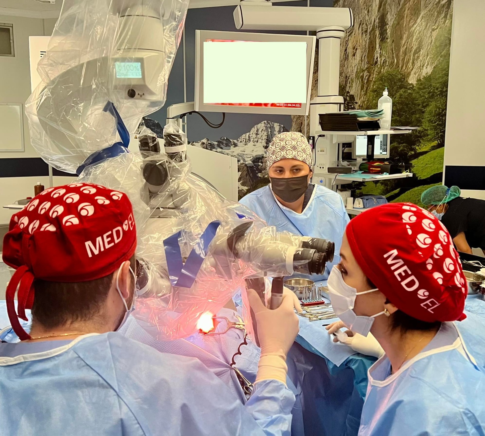 Especialistas bolivianos lideran cirugías de implante auditivo para pacientes con hipoacusia