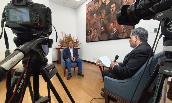 El presidente Luis Arce en entrevista con la cadena internacional RT. Foto RT