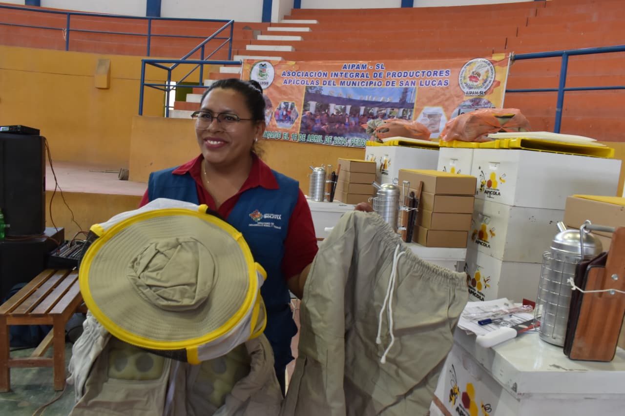 En el municipio de San Lucas se entrega equipamiento para fortalecer la producción de miel