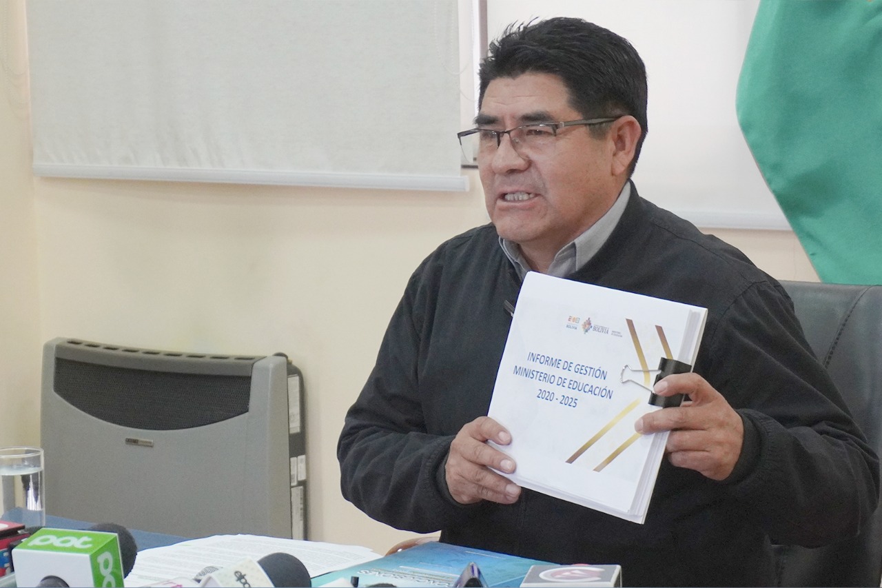 Ministro Veliz entrega información sobre los avances en la educación a comisión de transición