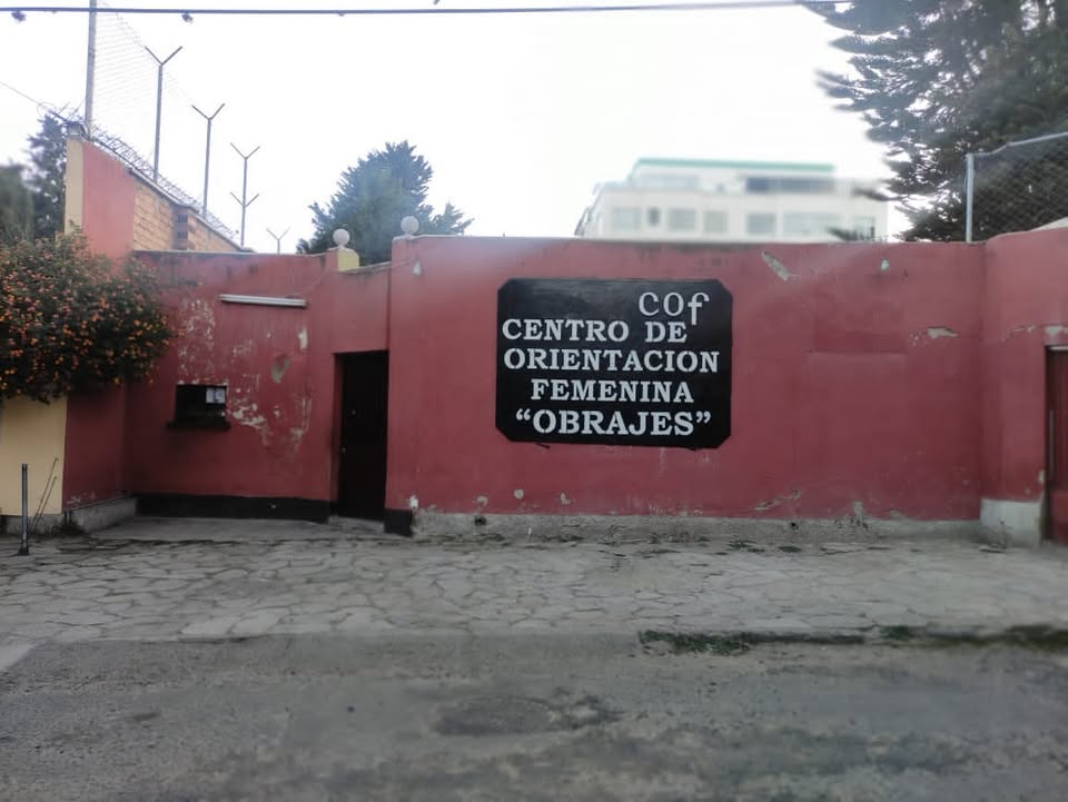 Puerta principal del Centro de Orientación Femenina de Obrajes. Foto RRSS
