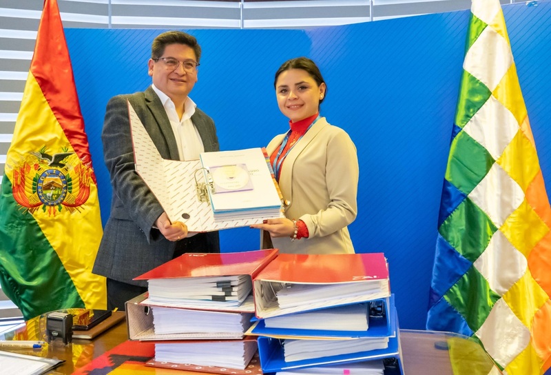 Economía entrega información a la comisión de transición del gobierno electo de Rodrigo Paz