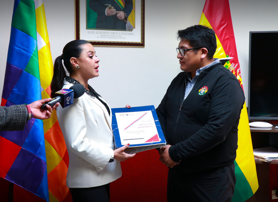 Ministro de Trabajo entrega información a la comisión de transición del gobierno electo de Paz