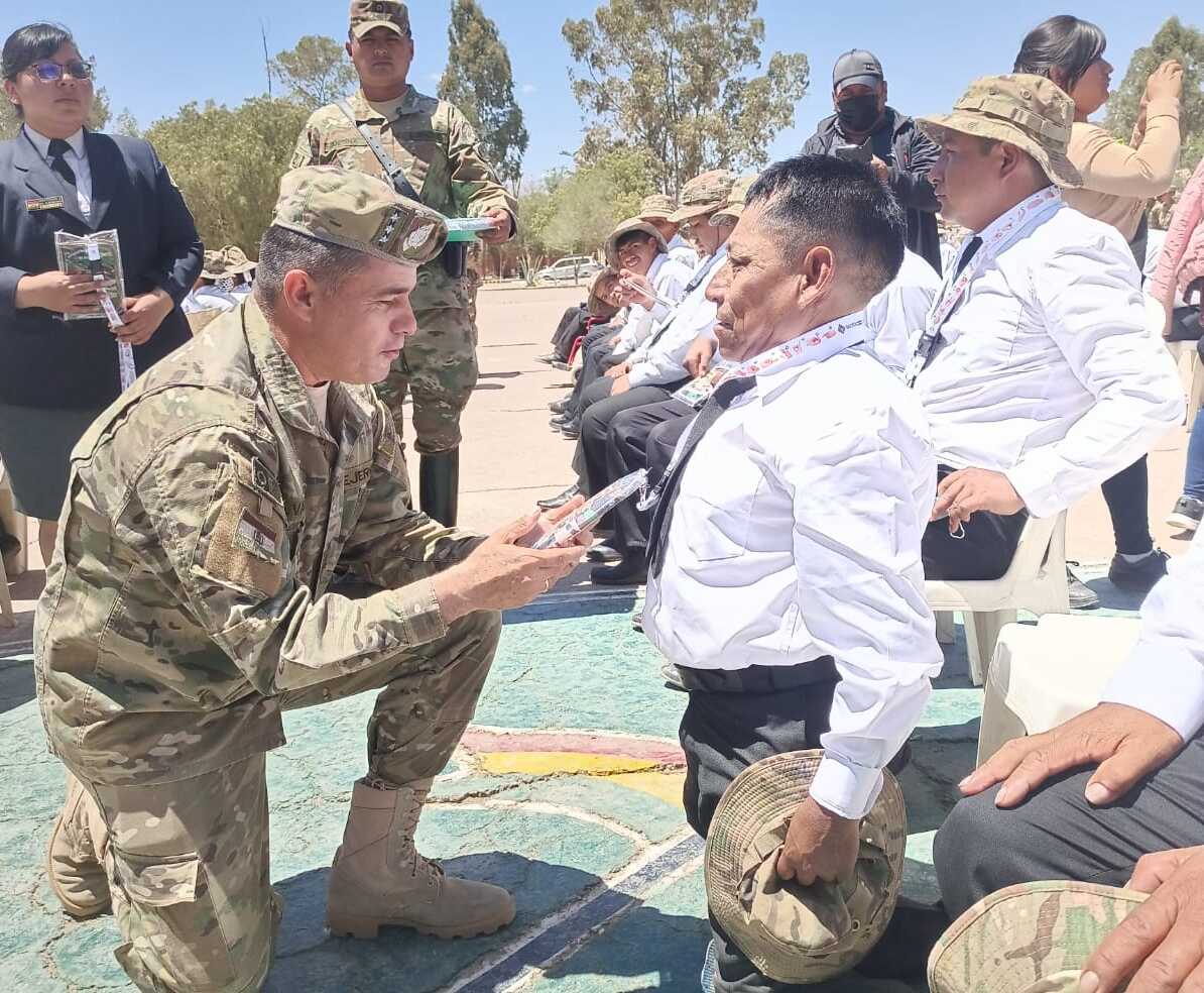 Defensa entrega libreta de servicio militar a 47 personas con discapacidad en Oruro