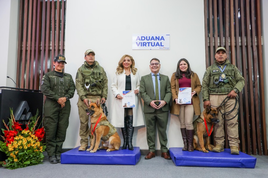 Aduana condecora a dos canes que ayudaron a detectar Bs 8,5 millones en cuatro años de trabajo