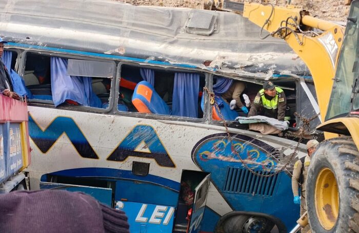 Accidente de bus en la carretera Potosí-Oruro deja 2 fallecidos y más de 20 heridos