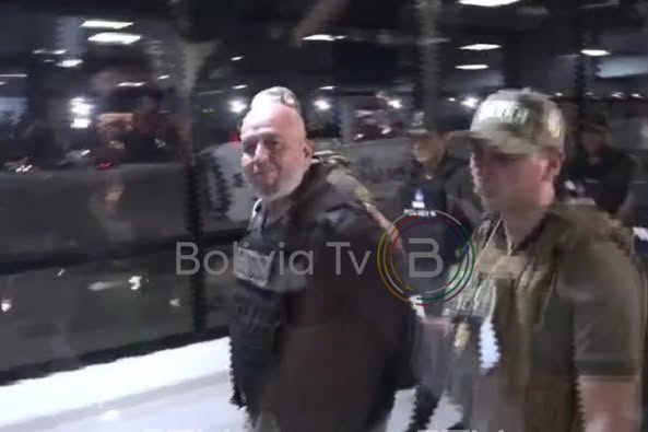 Sonriente y enmanillado, Arturo Murillo llega desde EEUU para cumplir condena en Bolivia