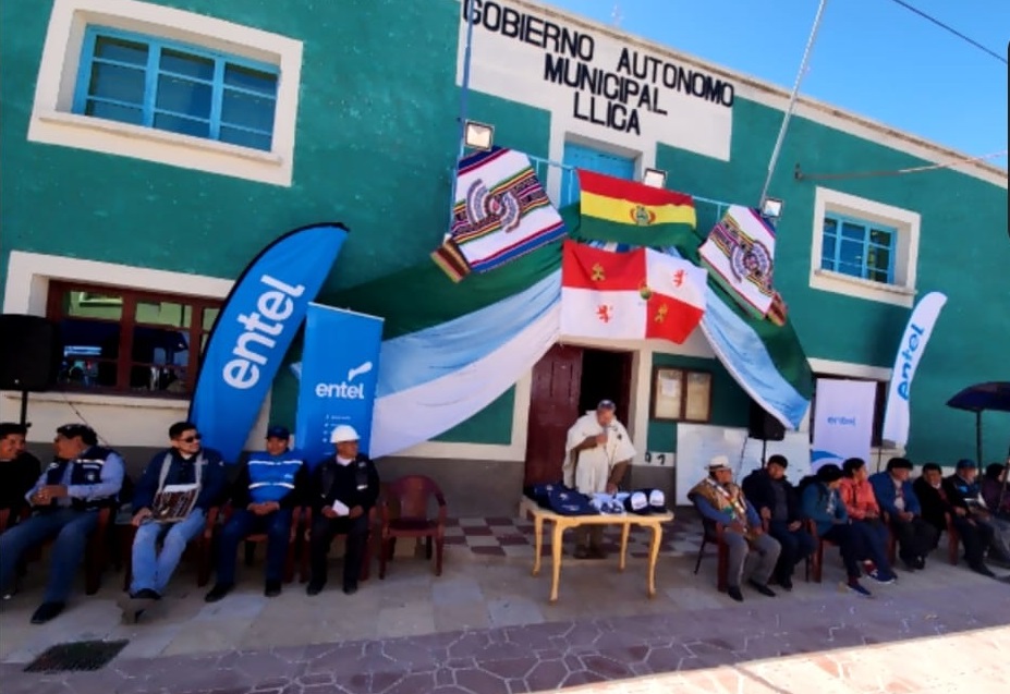 Instalan fibra óptica y mejoran el acceso a internet y telefonía de más de 4.000 habitantes de Llica