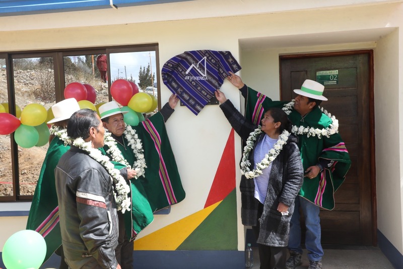 Gobierno entrega 40 viviendas sociales a familias del municipio de Antequera, en Oruro