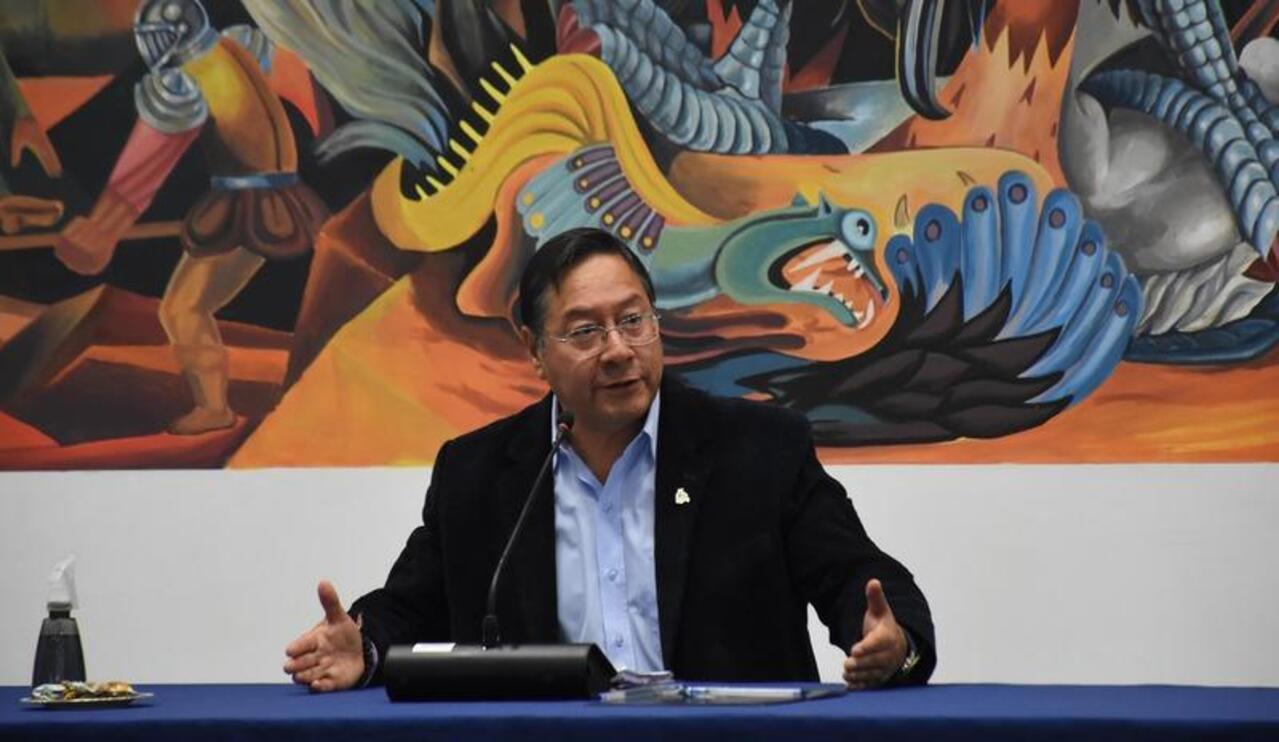 El presidente Luis Arce en conferencia de prensa en 2004. Foto Presidencia.