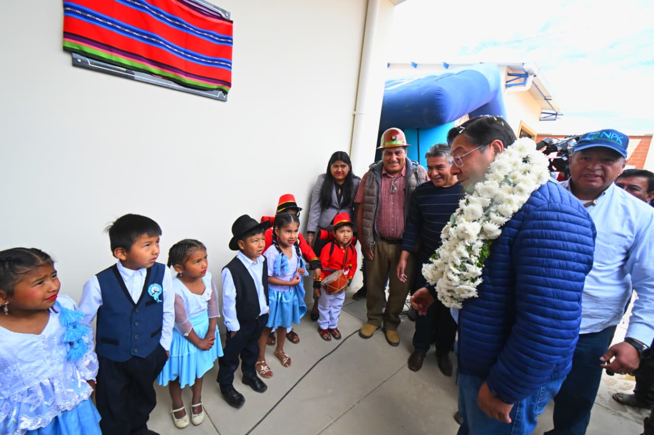 El presidente Luis Arce con niños de la Unidad Educativa Juancito Pinto. Foto Presidencia