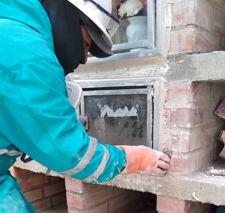 Un trabajador del Cementerio General revisa un nicho. Foto ABI