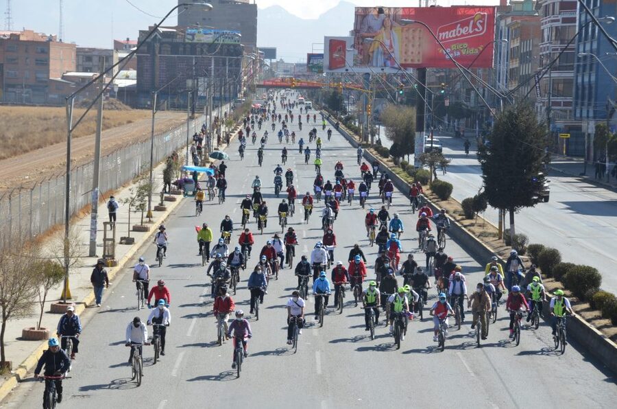 Bolivia celebra el Día del Peatón y del Ciclista con masiva participación ciudadana