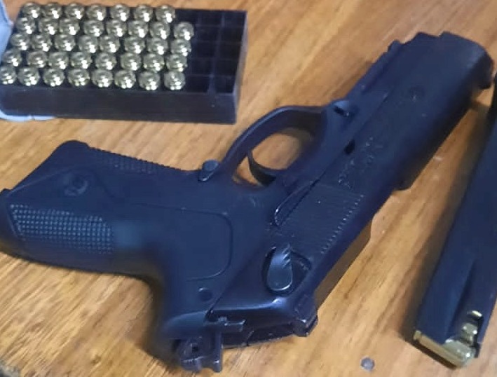 Hallan arma de fuego con municiones de fogueo en una bolsa en la Terminal de Buses de La Paz