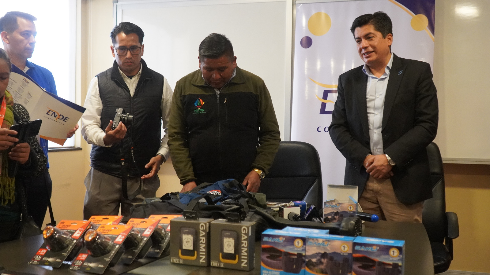 ENDE dona equipos a guardaparques para proteger la Reserva Pilón Lajas