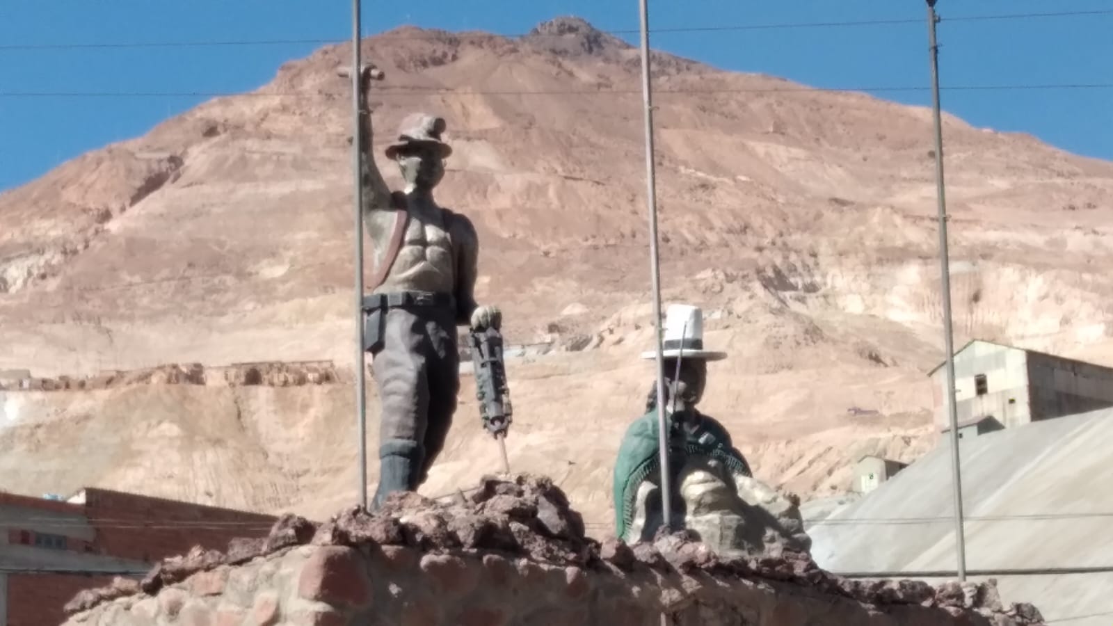 Monumento al minero y a la palliri, al pie del famoso Cerro Rico. Foto ABI